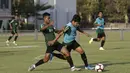 Pemain Timnas Indonesia U-22, Witan Sulaeman, berebut bola dengan David Rumakiek saat latihan di Lapangan G, Senayan, Jakarta, Sabtu (5/10). Latihan ini merupakan persiapan menjelang SEA Games 2019. (Bola.com/Yoppy Renato)