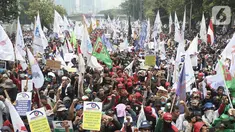 Massa buruh turun ke jalan saat gelar aksi di sekitar Gedung DPR RI, Jakarta, Rabu (2/10/2019). Puluhan ribu buruh dari berbagai daerah berunjuk rasa dalam rangka menolak revisi UU Ketenagakerjaan dan PP Nomor 78 Tahun 2015 serta menolak kenaikan iuran BPJS Kesehatan. (merdeka.com/Iqbal S. Nugroho)