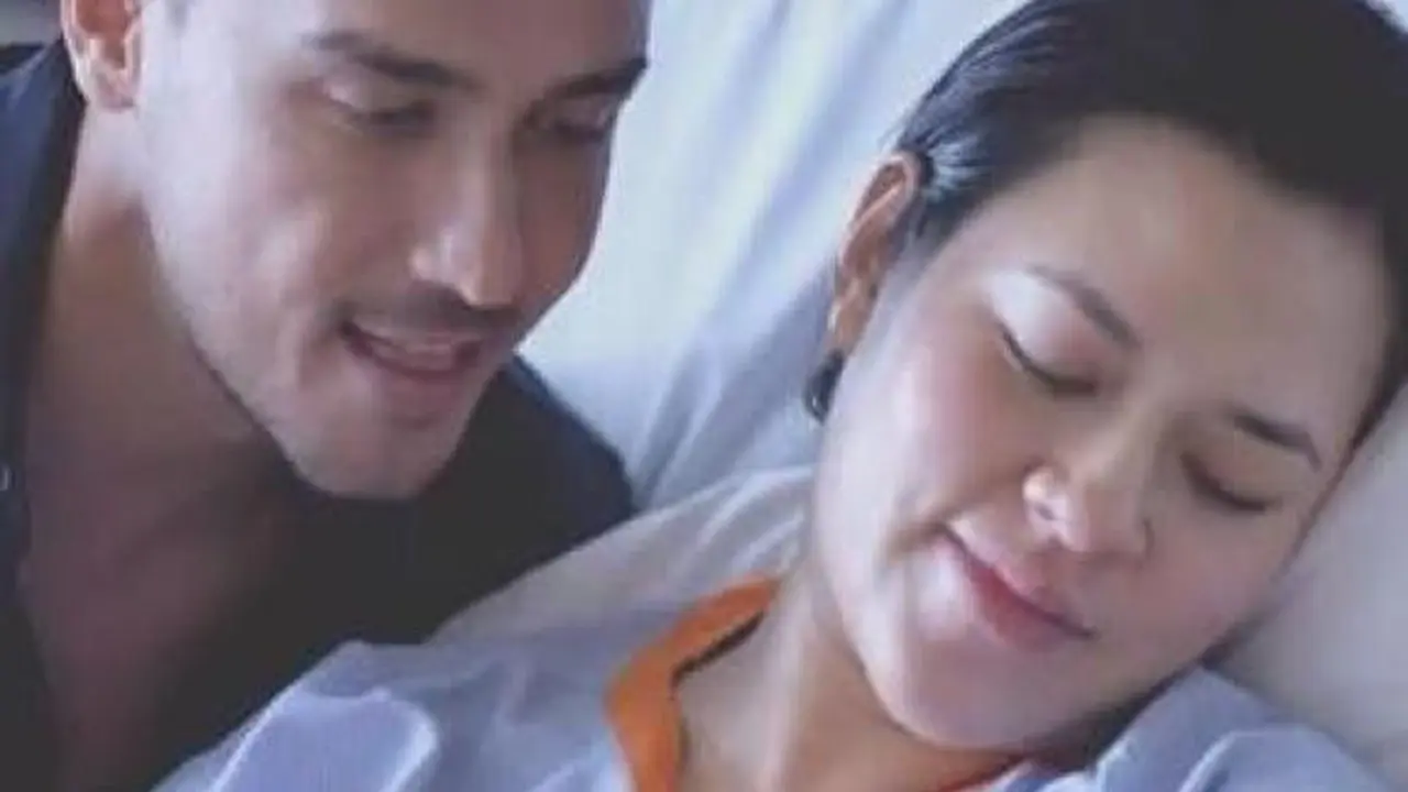 Raisa menggendong bayi (Instagram/ @hamishraisa_couple)