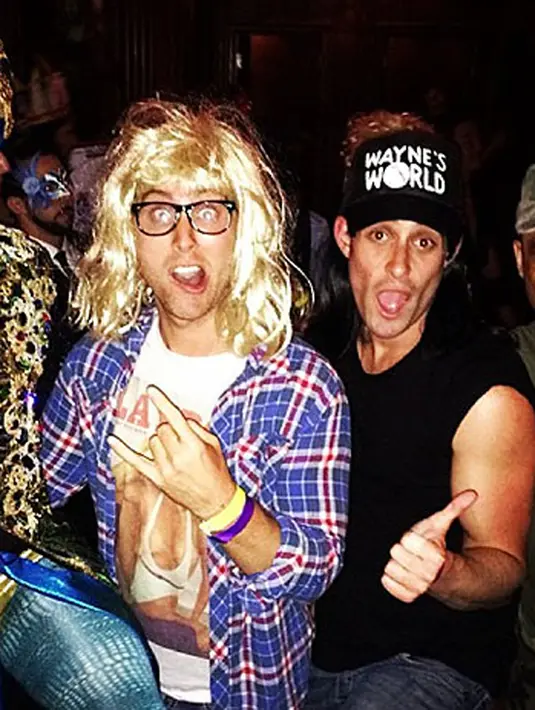 Lance Bass memilih kostum simple untuk  Halloween, ia dan temannya, Jai Rodriguez, menjadi karakter di film komedi ‘Wayne’s World’ yang hits pada tahun 1992. (via people.com)