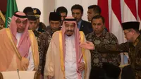 Raja Salman bin Abdulaziz al-Saud saat akan berdialog dengan sejumlah tokoh Islam di Istana Merdeka bersama dengan Presiden Jokowi, Jakarta, Kamis (2/3).(Liputan6.com/Pool/Rosa Pangabean)