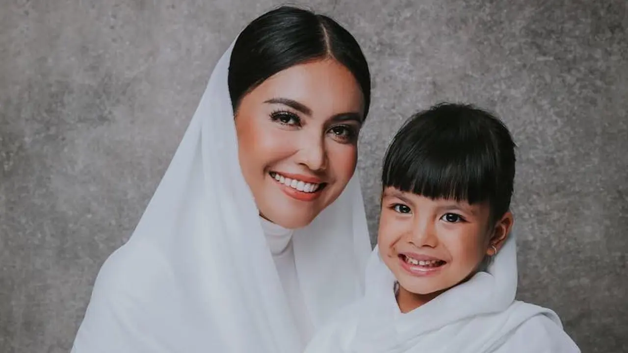 [Bintang] Shakira dan Denada
