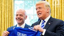 Presiden AS, Donald Trump, berpose dnegan jersey yang diberikan presiden FIFA, Gianni Infantino, selama pertemuan di Oval Office Gedung Putih, Selasa (28/8). Presiden FIFA bertemu Trump untuk membahas kesiapan Piala Dunia 2026. (AFP/Mandel Ngan)