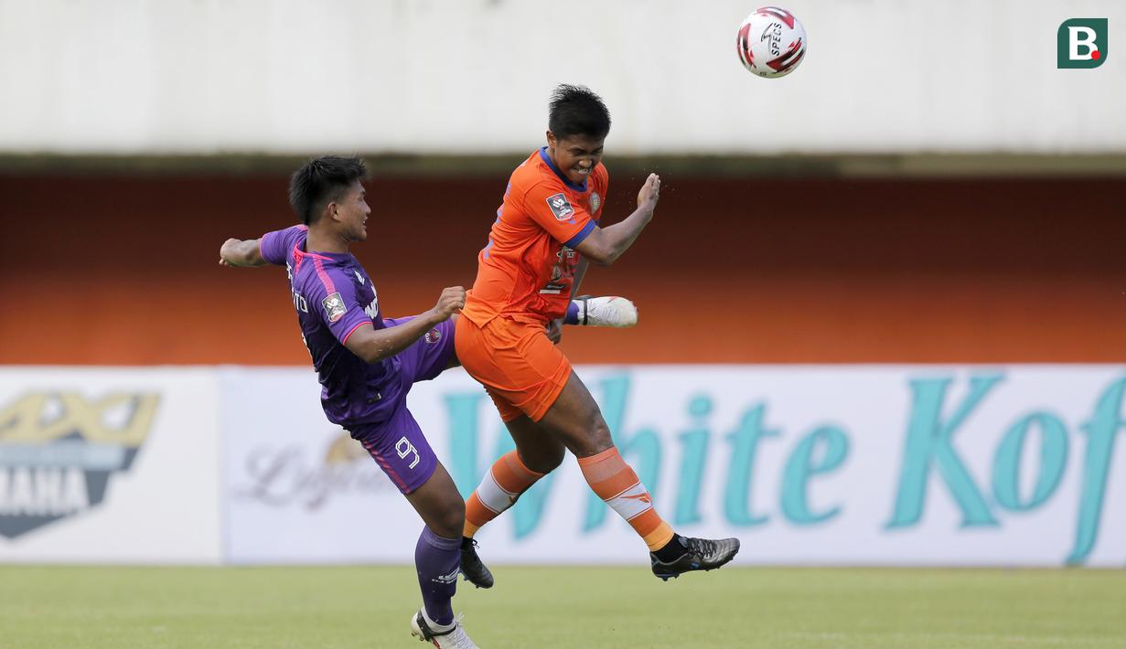 Persita yang tampil dominan memiliki sejumlah peluang emas di babak pertama. Namun karena faktor penyelesaian akhir yang kurang baik, peluang-peluang itu tidak berbuah menjadi gol. (Bola.com/Arief Bagus)