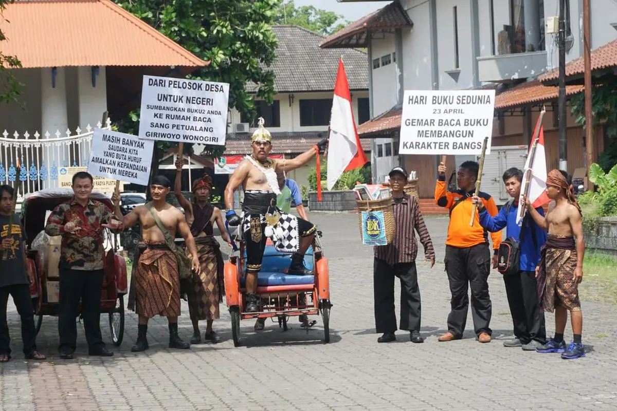 [Bintang] Hari Buku Sedunia: Mengenakan Kostum Hanoman, Kopral Bagyo Bagi-bagi Buku
