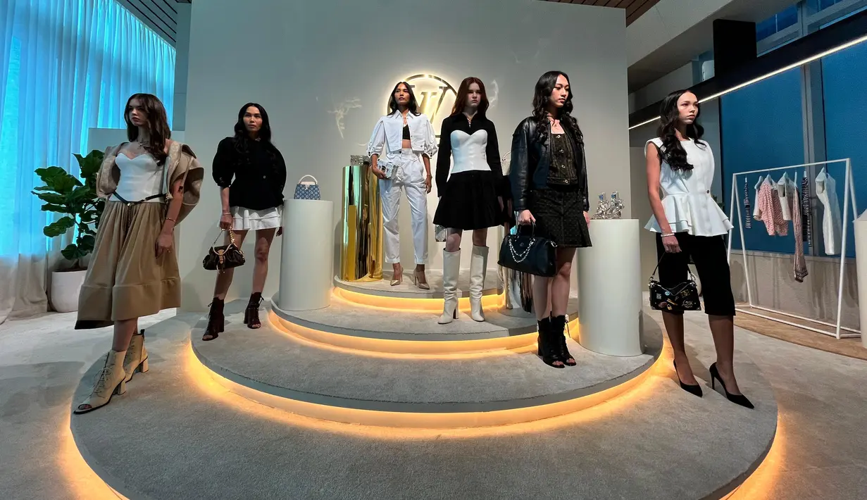 Presentasi Women’s Resort and Pre-Fall Collections 2025 kian maksimal saat beberapa model tampil dan membawakan beragam produk dengan styling yang seru. Cocok untuk menjadi inspirasi gaya di musim panas dan pre fall 2025 ini.  / Foto: Fimela.com.