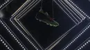Sepatu Puma Future 18.1 dipajang saat peluncurannya di Taman Menteng, Jakarta, Jumat (9/3/2018). Puma Future 18.1 dirancang untuk pengepasan saat pemakaian. (Bola.com/Vitalis Yogi Trisna)