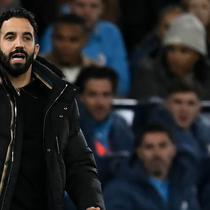 Ruben Amorim menjadi pelatih The Red Devils kedua yang memenangkan derby Manchester Liga Inggris dalam jabatan pertamanya. Catatan pertama dipegang mantan manajer legendaris klub Sir Alex Ferguson. (Paul ELLIS/AFP)