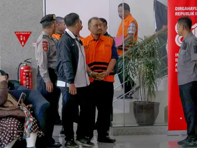 Bupati Pemalang Anom Widiyantoro berjalan menuju mobil tahanan usai menjalani pemeriksaan di Gedung Merah Putih KPK, Jakarta, Kamis (30/7/2026). (KLY/ Arie Basuki)