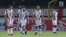 Pemain Mitra Kukar tertunduk saat laga melawan Bhayangkara FC pada lanjutan Go-Jek Liga 1 Indonesia 2018 bersama Bukalapak di Stadion PTIK Jakarta, Kamis (17/5). Mitra Kukar kalah 0-1. (Liputan6.com/Helmi Fithriansyah)