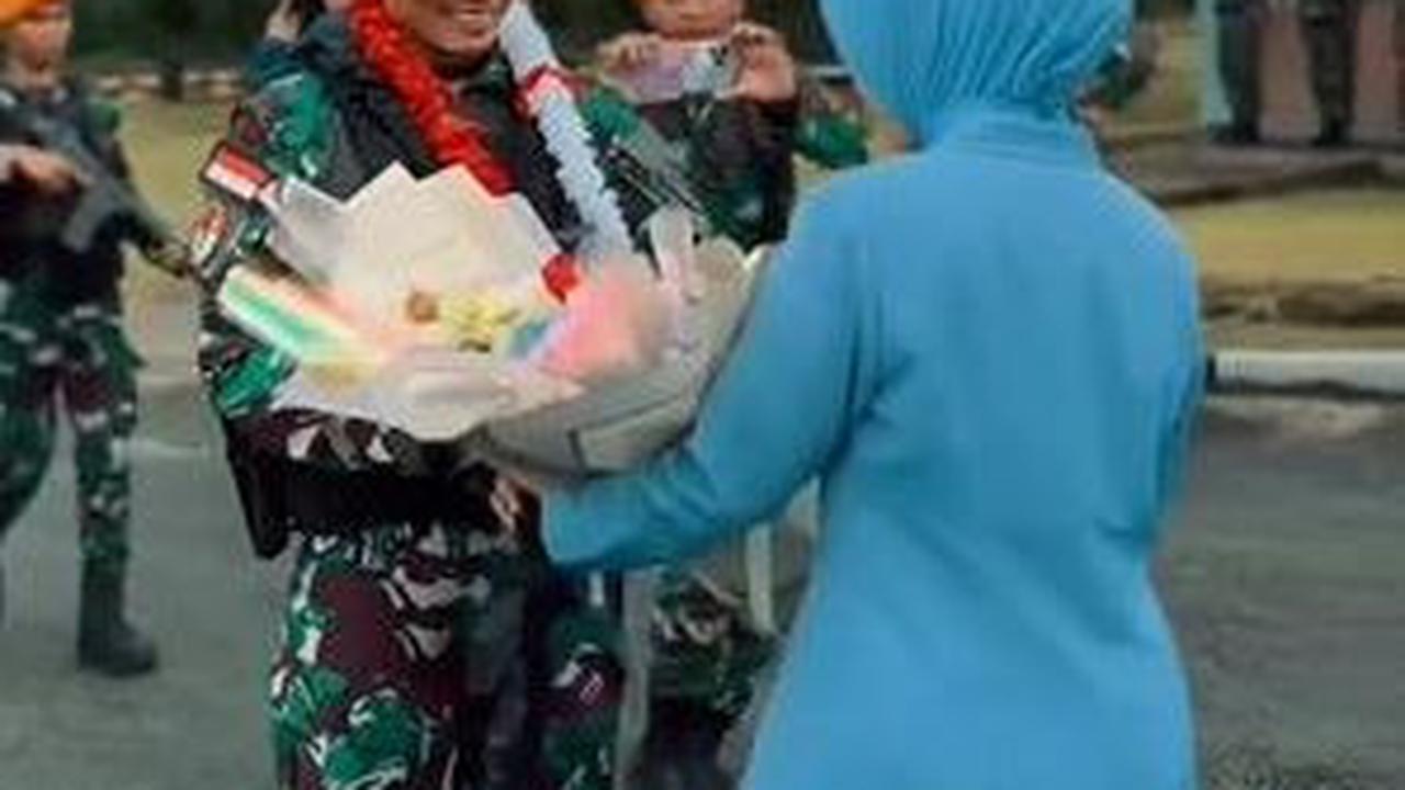 Kepulangan Efendi bersama rombongan juga tampak disambut hangat oleh keluarga tercinta. Tampak sang istri menyambutnya dengan membawa satu buket bunga.<br>