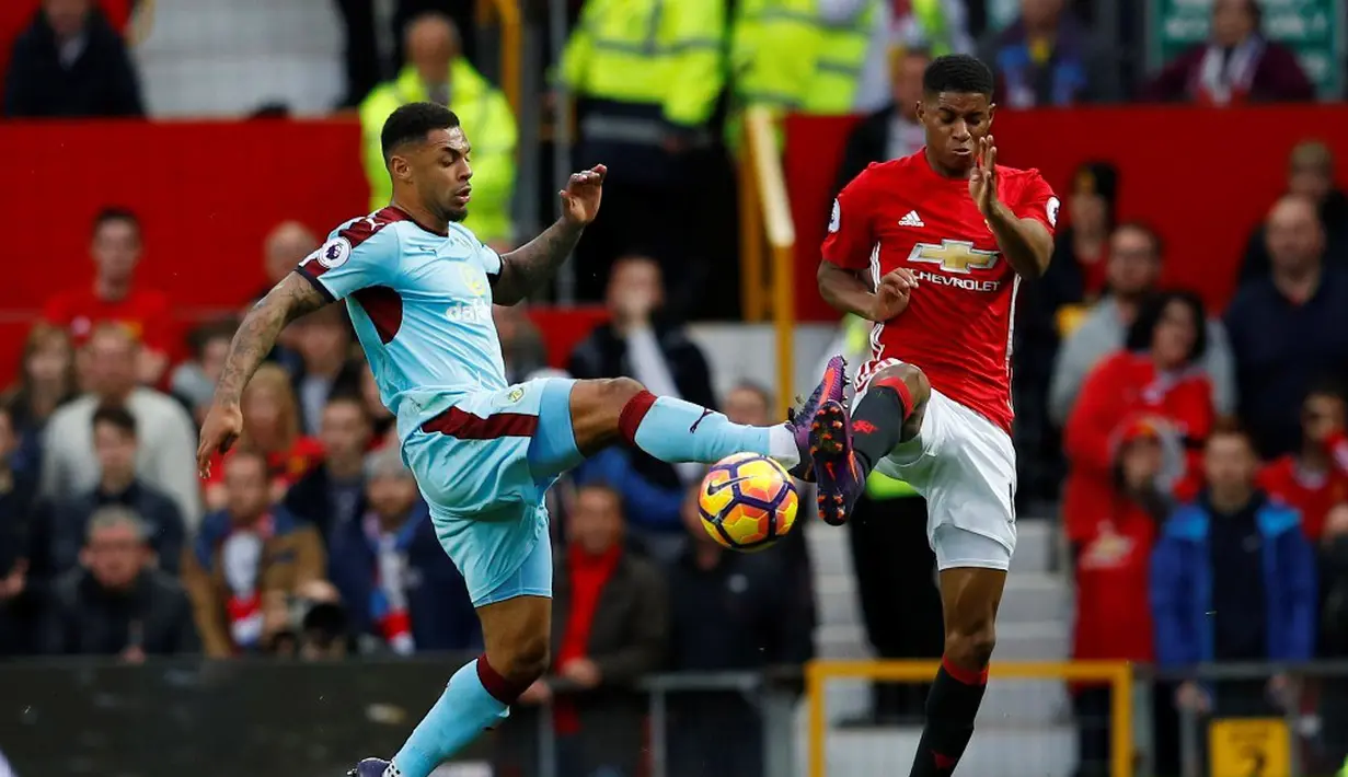 Pemain Burnley, Andre Gray, berebut bola dengan pemain Manchester United, Marcus Rashford, pada laga Premier League 2016-2017 di Stadion Old Trafford, Sabtu (29/10/2016). (Reuters/Phil Noble)