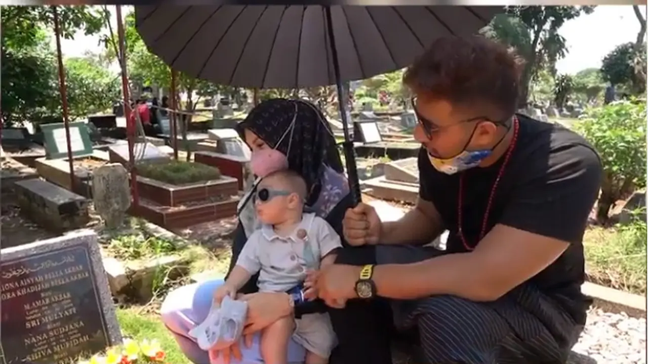 6 Momen Ammar Zoni dan Irish Bella Ajak Baby Air Ziarah ke Makam Anak Kembar