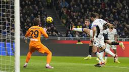 Pemain Inter Milan, Davide Frattesi, mencetak gol ke gawang Atalanta pada laga Liga Italia di Stadion Giuseppe Meazza, Kamis (29/02/2024). Gol-gol Inter dicetak oleh Matteo Darmian, Lautaro Martinez, Federico Dimarco, dan Davide Frattesi. (AP Photo/Antonio Calanni)