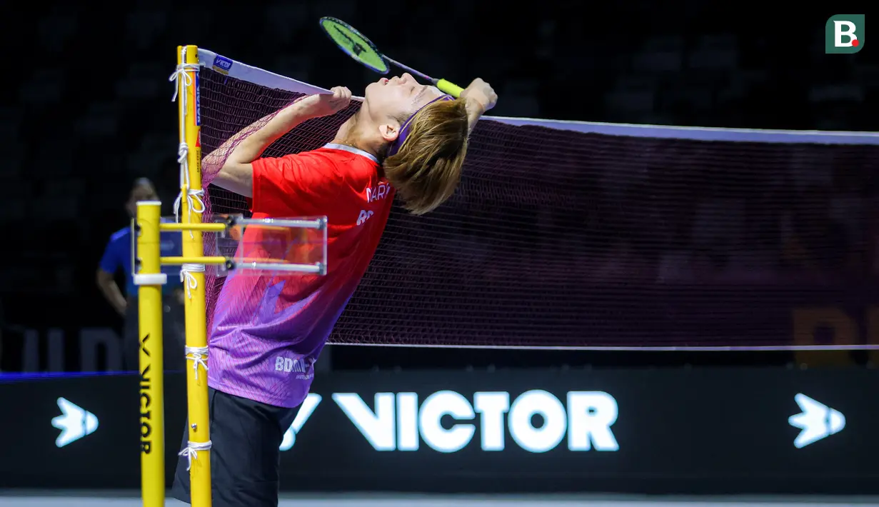 Pebulu tangkis Jepang, Kodai Naraoka dari tim Rockets menabrak net dalam laga tunggal putra Badminton XL 2025 melawan Viktor Axelsen dari tim Lightning di Istora Senayan, Jakarta, Sabtu (04/10/2025). (Bola.com/Bagaskara Lazuardi)