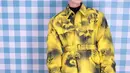 <p>Win Metawin melengkapi penampilan di dalam perhelatan fashion show koleksi pakaian pria Musim Semi/ Panas 2023 Prada mengenakan saffiano leather belt bag warna kuning, serta sepatu leather loafers warna hitam. (FOTO: instagram.com/winmetawin/)</p>