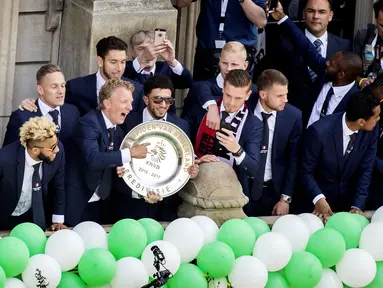 Para pemain Feyenoord memperlihatkan trofi juara Liga Eredivisie Belanda di Rotterdam (15/5). Feyenoord mengunci gelar liga musim ini dengan total 82 poin, unggul satu angka dari runner-up Ajax Amsterdam. (AFP Photo/ANP/Koen Van Weel/Netherlands Out)