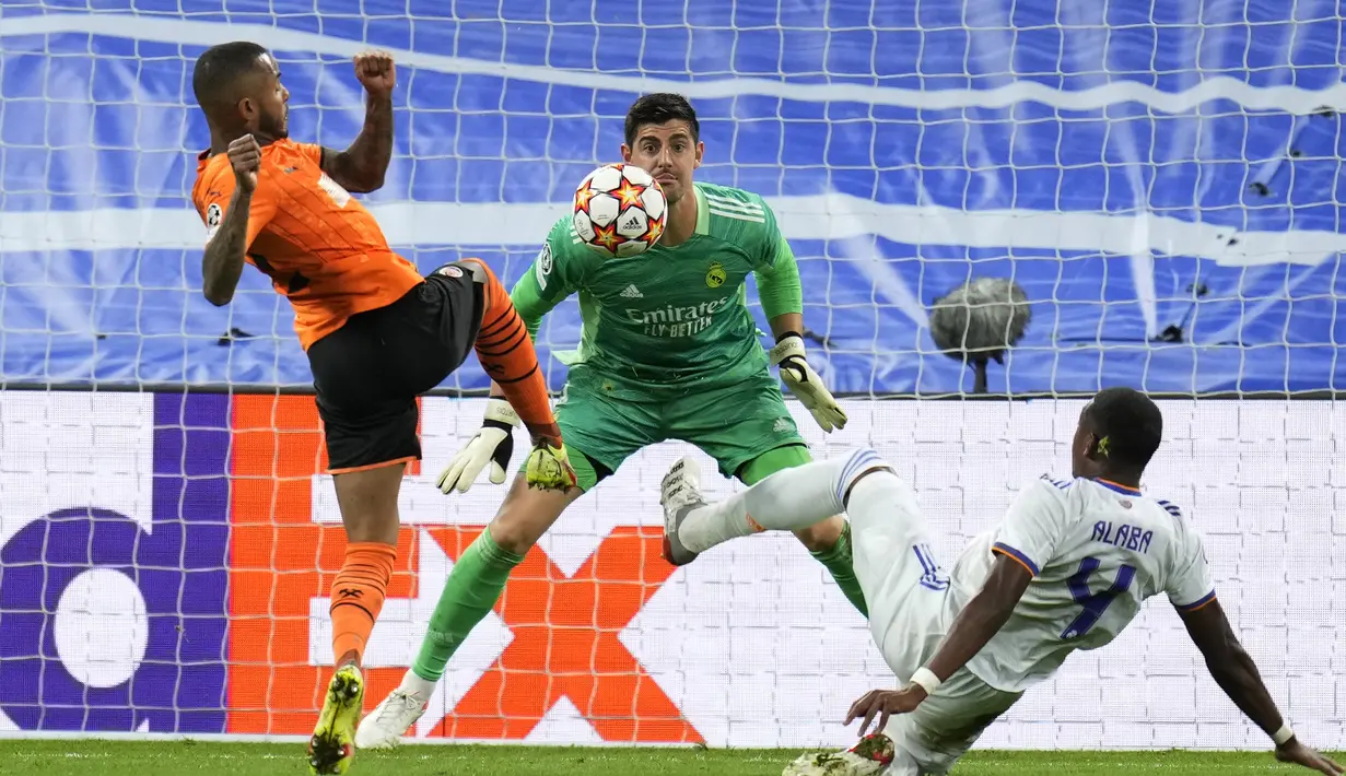 Shakhtar Donetsk berhasil menyamakan skor 1-1 pada menit ke-39. Fernando berhasil menaklukkan Thibaut Courtois lewat sepakan kaki kanan usai menerima umpan Alan Patrick. (AP/Manu Fernandez)