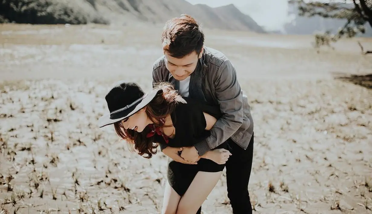 Tidak hanya ibadah bersama, pria 28 tahun itu juga telah menyiapkan kado untuk istrinya. Bagi keluarga Fendy, tukar kado sudah menjadi tradisi setiap tahunnya. (Instagram/fendychow)