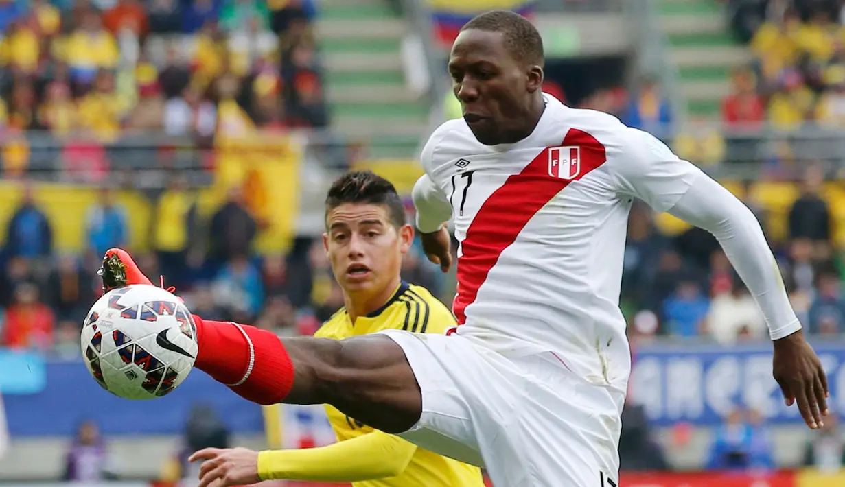 Bek Peru, Luis Advincula mengontrol bola dari kejaran James Rodriguez di pertandingan Copa Amerika 2015 di Stadion Municipal Bicentenario, Chili, (22/6/ 2015). Peru bermain imbang 0-0 atas Kolombia. (REUTERS/Henry Romero)