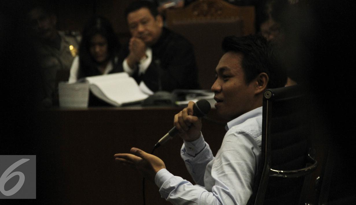 Dokter RS Abdi Waluyo, Prima Yudho, memberikan kesaksian saat sidang lanjutan kasus kematian Wayan Mirna Salihin di Pengadilan Negeri Jakarta Pusat, Senin (29/8). (Liputan6.com/Faizal Fanani)