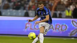 Penyerang Inter Milan Edin Dzeko mencetak gol kedua timnya ke gawang AC Milan dalam pertandingan final Piala Super Italia 2022 di King Fahd International Stadium, Riyadh, Arab Saudi, Kamis (19/1/2023) dini hari WIB. Gol Nerazzurri dicetak Federico Dimarco, Edin Dzeko, dan Lautaro Martinez.  (AP Photo/Hussein Malla)