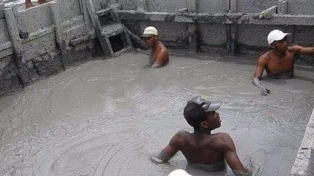 6 Kelakuan Nyeleneh Tukang Bangunan saat Bersantai Ini Bikin Tepuk Jidat