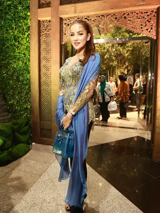 Tanpa hijab, terlihat jelas wajah V-Shape Olla Ramlan yang glowing dengan pulasan makeup glam