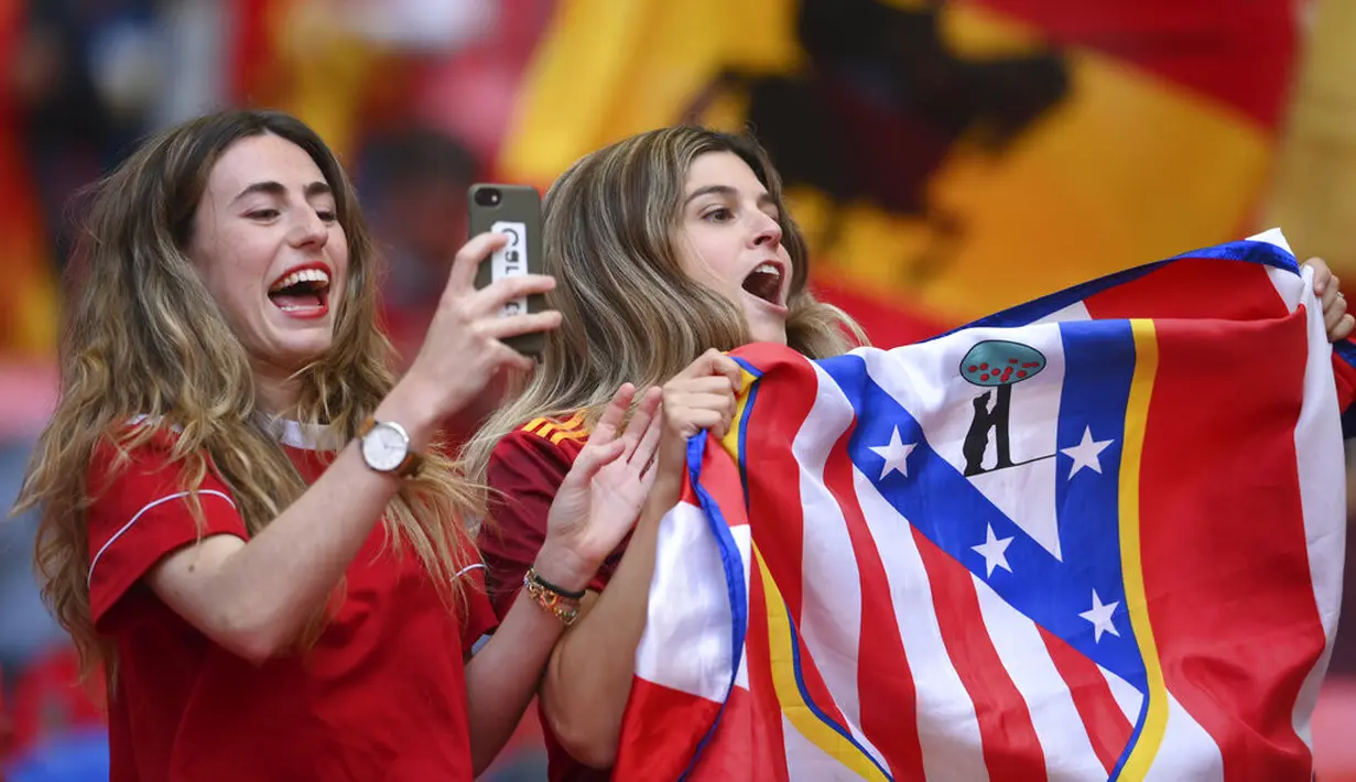 Fans wanita Spanyol bersorak sebelum dimulainya pertandingan semifinal EURO 2020 antara Italia dan Spanyol di Stadion Wembley di London (7/7/2021). (Laurence Griffiths, Pool via AP)