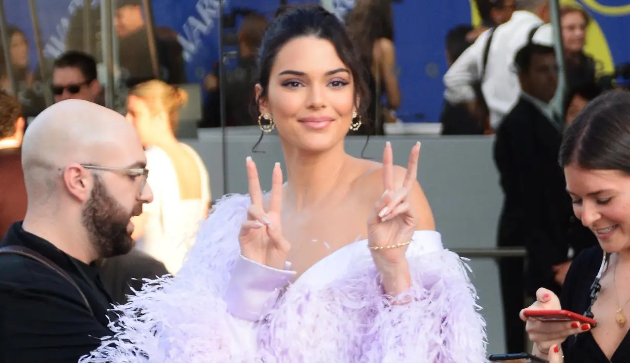 Cinta segitiga itu tentu saja menimbulkan banyak tanya mengenai siapa yang akan dipilih oleh Kendall Jenner pada akhirnya. (Viral News Everyday)