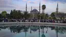 Umat ​​Islam bersiap untuk mengikuti salat subuh pada hari pertama Idul Fitri, yang menandai berakhirnya bulan suci Ramadhan, di Masjid Biru di Istanbul, Turki, Jumat (21/4/2023). (Photo by Yasin AKGUL / AFP)