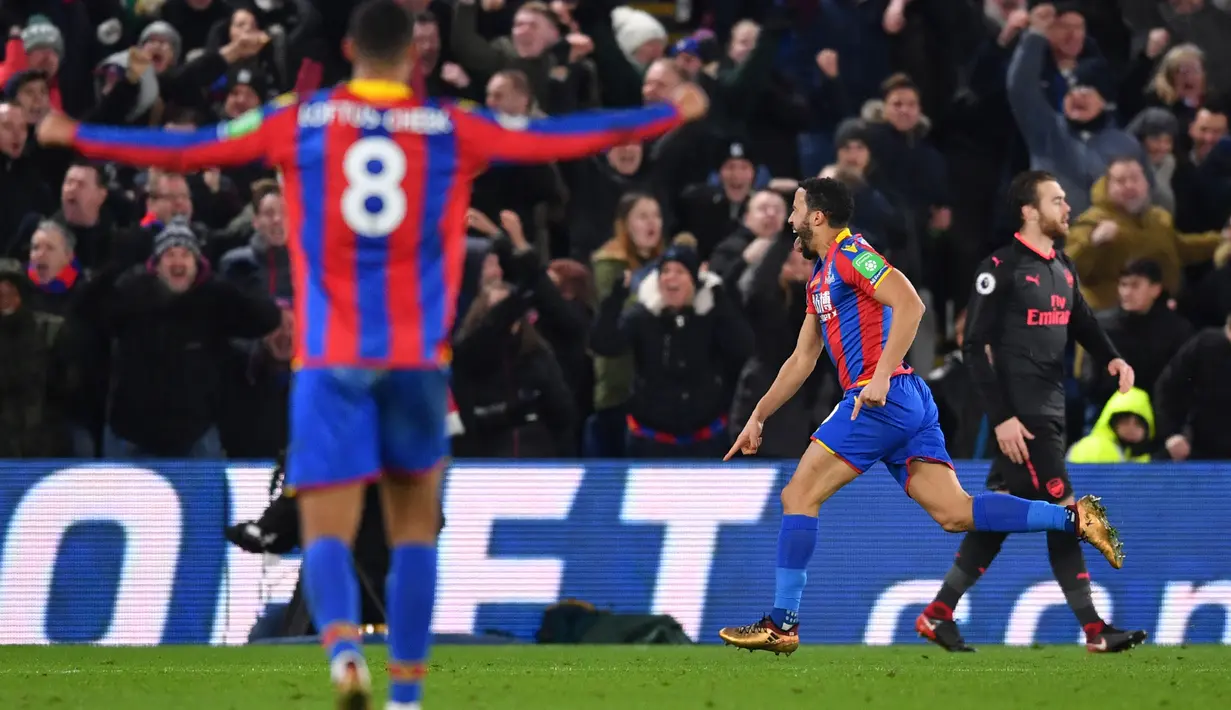 Gelandang Crystal Palace Andros Townsend melakukan selebrasi usai membobol gawang Arsenal saat pertandingan Liga Inggris di stadion Selhurst Park di London (28/12). (AFP Photo/Ben Stansall)