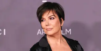 Kris Jenner merasa bangga karena Khloe Kardashian menjadi ibu yang baik untuk anaknya, True Thompson. (Us Weekly)