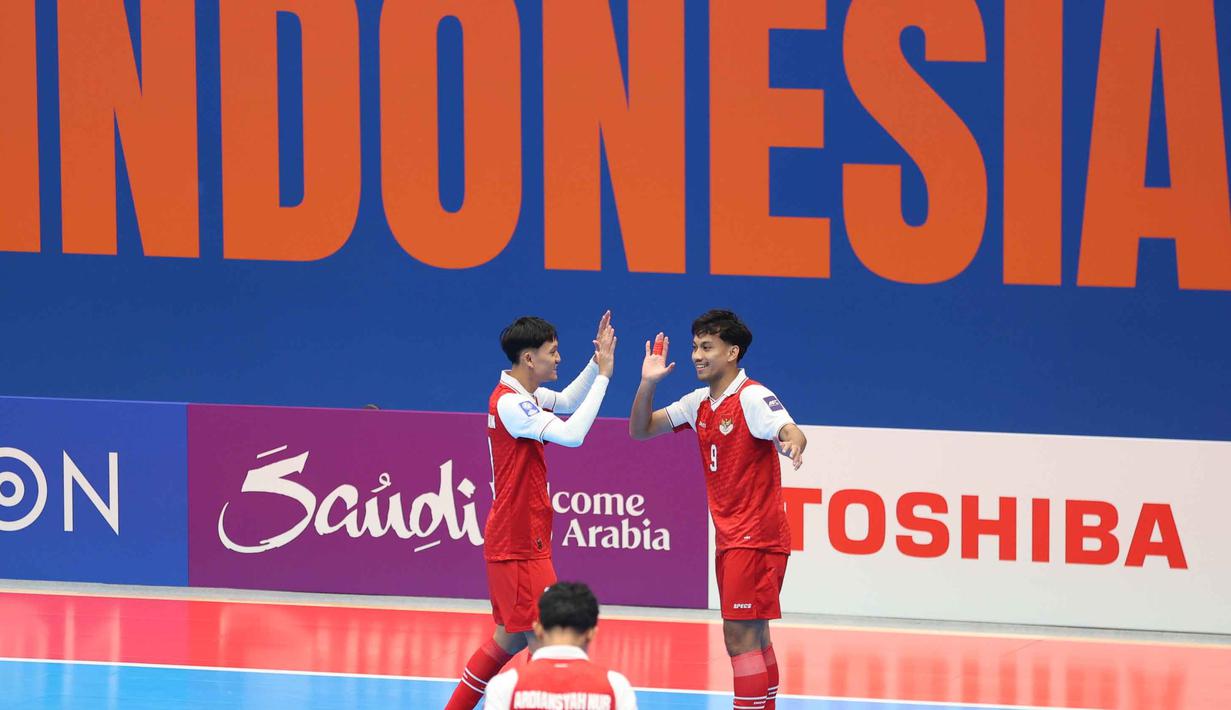Pemain Timnas Futsal Indonesia, Rio Pangestu Putra (kanan) merayakan gol yang dicetaknya saat melawan Kirgistan pada laga kedua Grup A Piala Asia Futsal 2026, Kamis (29/1/2026) malam WIB. (Bola.com/M Iqbal Ichsan)