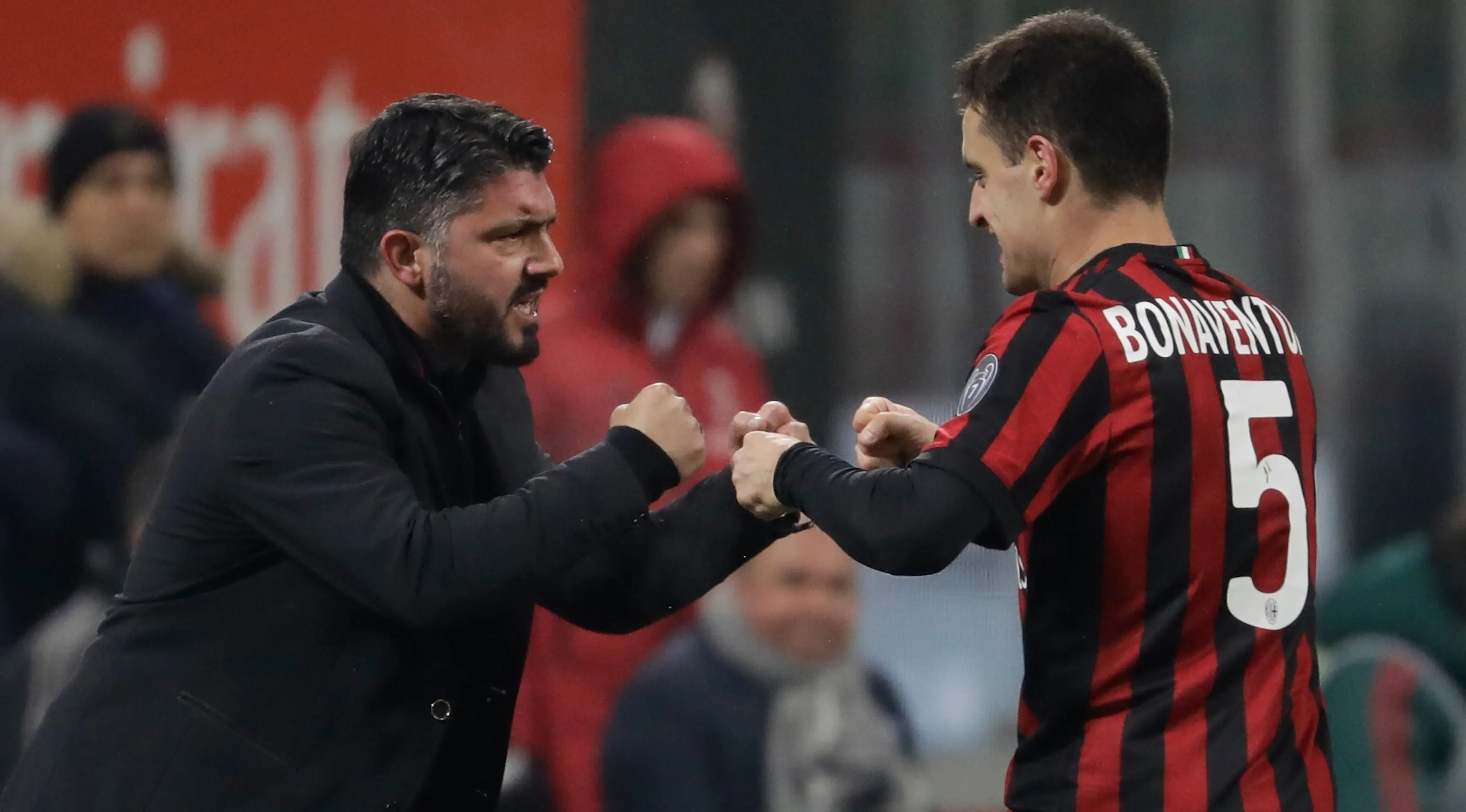 Pemain AC Milan, Giacomo Bonaventura mendapat ucapan selamat dari pelatih Gennaro Gattuso setelah mencetak gol ke gawang Bologna dalam lanjutan pekan ke-16 Liga Italia di Stadion San Siro, Senin (11/12). (AP Photo/Luca Bruno)