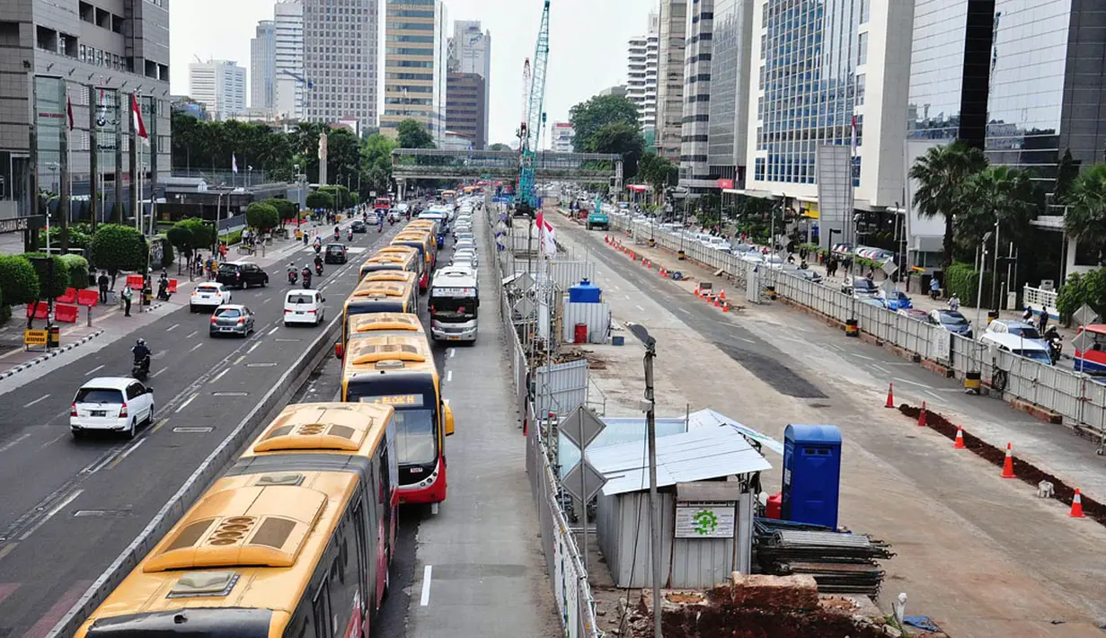 Rekayasa arus lalu lintas sebagai imbas dari pembangunan proyek MRT masih belum mampu mengurai kemacetan yang terjadi di Jl MH Thamrin, Jakarta, (25/7/2014). (Liputan6.com/Faizal Fanani)
