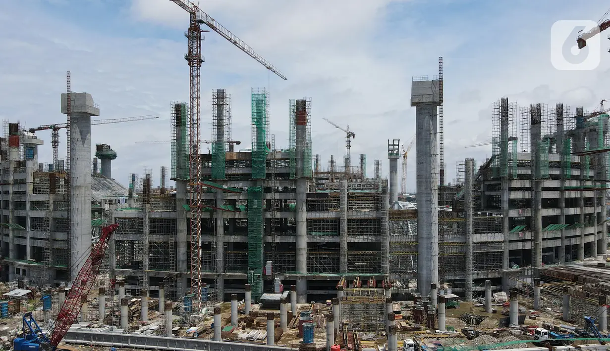Foto areal menunjukan pembangunan jakarta International Stadium (JIS) di kawasan Sunter, Jakarta, Selasa (2/2/2021).  JIS  dibentuk dengan konsep multiuse yang berfungsi sebagai tempat menjual merchandise, maupun retail dan menelan biaya Rp 4,4 triliun rampung pada 2021. (merdeka.com/Imam Buhori)