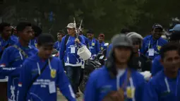 Peserta bersiap mengikuti kompetisi memancing di pantai Banda Aceh (24/11/2019). Banda Aceh Fishing Tournament 2019 dipusatkan di sepanjang jalan tepi laut di kawasan Ulee Lheue dan Gampong Jawa, Banda Aceh, Minggu.  (AFP Photo/Chaideer Mahyuddin)