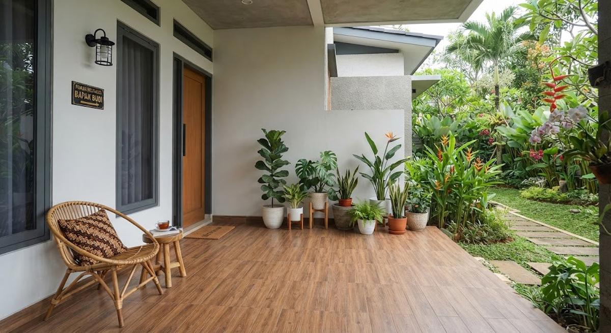 Model teras minimalis dengan lantai motif kayu yang cocok untuk rumah masa kini dengan tambahan tanaman