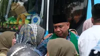 Prosesi pelepasan keberangkatan jemaah haji asal Garut, Jawa Barat di halaman Pendopo, Garut. (Liputan6.com/Jayadi Supriadin)
