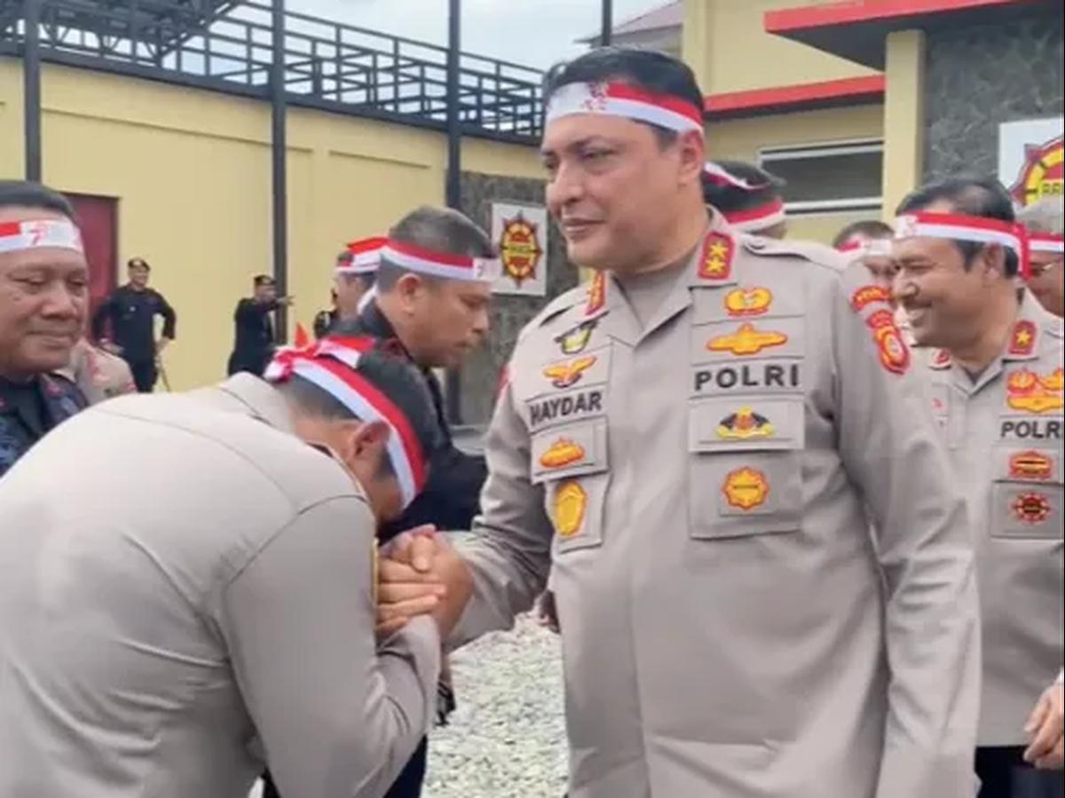 Anak Buah Cium Tangan