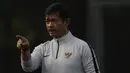 Pelatih Timnas Indonesia U-22, Indra Sjafri, memberikan instruksi saat latihan di Lapangan ABC Senayan, Jakarta, Senin (7/1). Latihan ini merupakan persiapan jelang Piala AFF U-22. (Bola.com/Vitalis Yogi Trisna)