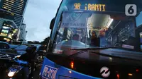 Pekerja menaiki bus transjakarta saat jam pulang di kawasan Sudirman, Jakarta, Jumat (7/2/2020). BPJS Ketenagakerjaan yang kini bernama BP Jamsostek menargetkan sekitar 23,5 juta tenaga kerja baru masuk dalam daftar kepesertaan pada 2020. (Liputan6.com/Angga Yuniar)