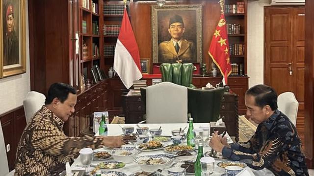 Presiden ke-7 Republik Indonesia, Joko Widodo (Jokowi) bertemu Presiden Prabowo Subianto di Kertanegara. (IG @jokowi).