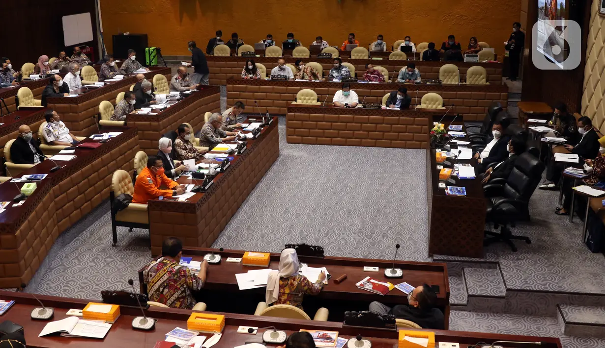 Suasana rapat dengar pendapat Menteri PUPR Basoeki Hadimoeljono, Menteri Perhubungan Budi Karya Sumadi, Kepala BMKG Dwikorita Karnawati, Kepala Basarnas RI Marsekal Madya TNI Henri Alfiandi dengan Komisi V DPR di Kompleks Parlemen, Jakarta, Rabu (6/4/2022). (Liputan6.com/Angga Yuniar)