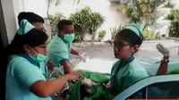 VIDEO: Ibu Muda Melahirkan dalam Taksi di Denpasar