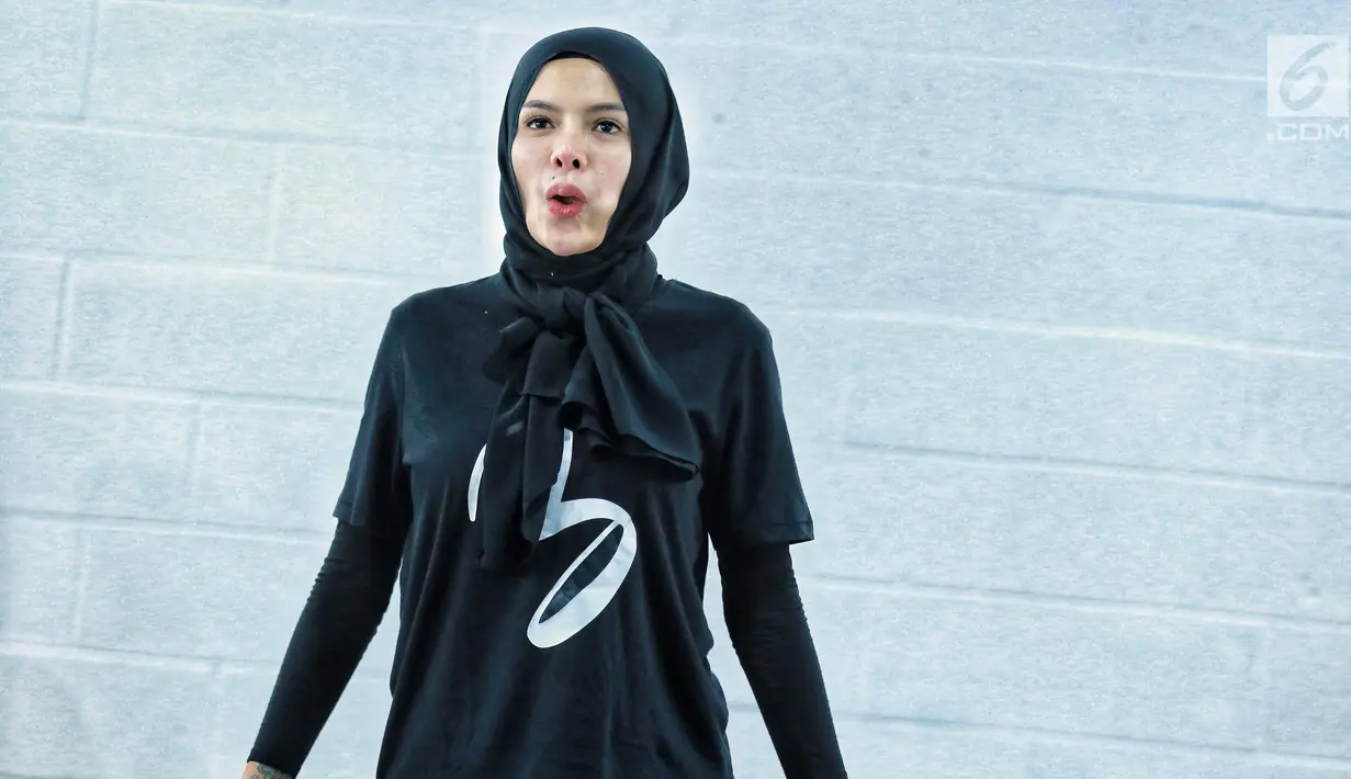 Artis Nikita Mirzani berolahraga zumba di kawasan Kebayoran Baru, Jakarta, Rabu (8/8). Nikita sering mengikuti zumba agar menjaga kebugaran tubuh usai aktifitasnya yang padat. (Liputan6.com/Faizal Fanani)