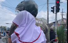 Sederhana Tapi Luar Biasa, Cara Anggota TNI Hibur Putri Kecilnya saat Naik Motor di Lampu Merah ini Bikin Senyum-Senyum Sendiri