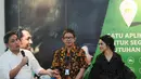 Dirjen Kebudayaan Kemendikbud RI, Hilmar Farid (kiri) memberi keterangan saat peluncuran video musik Indonesia Raya 3 Stanza di Jakarta, Senin (30/10). Beragam elemen masyarakat dilibatkan dalam pembuatan video tersebut. (Liputan6.com/Helmi Fithriansyah)