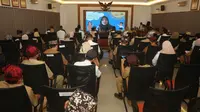 Bupati Banyuwangi Ipuk Fiestiandani memberikan pengarahan secara daring terkait persiapan kabupaten layak anak (Istimewa)